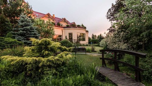 Letni ogród w Hotelu Białowieski w Białowieży